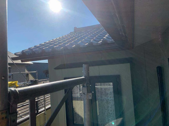 日差しの中の軒先全景